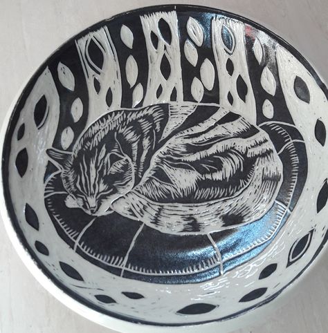 Sgraffito pottery dish Sleeping cat Sgraffito Animal Designs, Cat Sgraffito, Sgraffito Plates, Scraffito Designs Simple, Sgraffito Plate, Sgraffito Ideas, Sgraffito Designs, Sgraffito Pottery, Cat Pottery