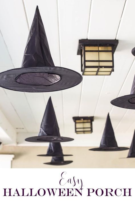 black witches hats hanging from the ceiling - a cute halloween decoration Hats Hanging, Halloween House Decor, Maquillage Halloween Clown, Cute Porch, Felt Leaf, Hanging Witch, Cheap Halloween Decorations, Witches Hats, Fairy Halloween Costumes