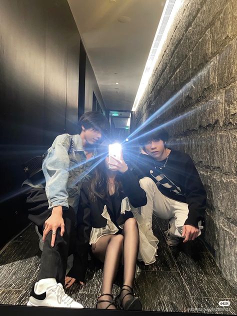 Ulzzang 2 Boys 1 Girl, Faceless Trio Pics, Trio Aesthetic 2 Boys 1 Girl, 2 Boys 1 Girl Trio, 2boys 1girl Friends, 2 Boys 1 Girl, Korean Friends, Baby Gril, Bff Photography