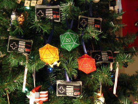 control de nintendo: fieltro gris, negro y rojo Nerdy Christmas Decorations, Nerd Christmas, Nerdy Christmas, Embroidered Ornaments, Harry Potter Christmas Decorations, Embroidered Christmas Ornaments, Geek Christmas, Christmas Cake Decorations, Diy Xmas Gifts