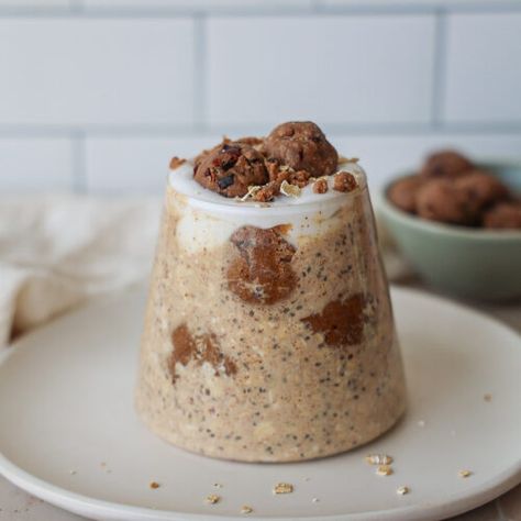 Oatmeal cookie dough overnight oats - danishealthyeats.com Cookie Overnight Oats, Protein Cookie Dough Balls, Cookie Dough Overnight Oats, Oatmeal Cookie Dough, Vegan Basics, Breakfast Oats, Healthier Snacks, Protein Cookie Dough, Breakfast Recipies