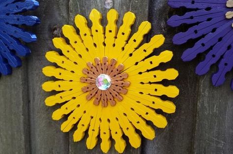 Clothespin Flowers Craft Clothespin Flowers, Clothespin Cross, Clothespin Crafts Christmas, Clothespin Diy Crafts, Wooden Clothespin Crafts, Clothespins Diy, Clothespin Art, Clothes Pin Wreath, Inexpensive Crafts