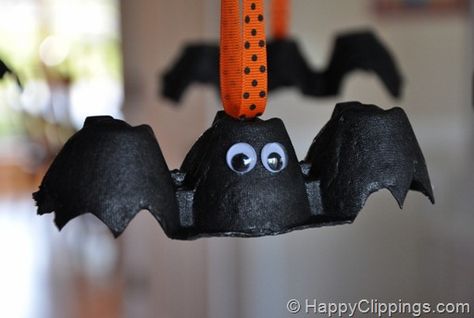 egg carton bat craft - 10 Easy Halloween Bat Crafts for Kids - Bats Art Projects, Toilets Paper Roll Bats, Foam Bats. Hang around the house as October is Bat Appreciation Month Halloween Eggs, Veselý Halloween, Bat Craft, Halloween Infantil, Hallowen Ideas, Egg Cartons, Manualidades Halloween, Halloween Crafts For Kids, Theme Halloween