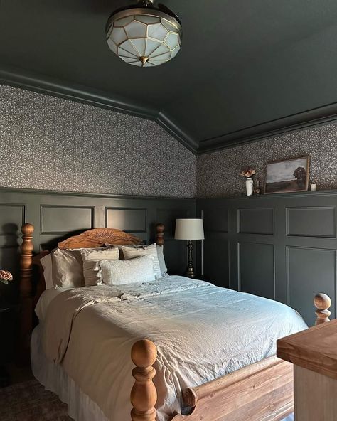 Unisex Bedroom, Guest Bedroom Makeover, Guest Bedroom Design, Guest Room Design, Moody Bedroom, Dark Bedroom, Front Street, Wallpaper Trends, Rugs Vintage