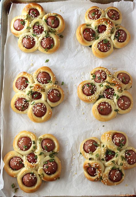 Flower Themed Party Snacks, Hot Dog Flower Bun, Daisy Shaped Food Ideas, Hot Dog Flowers, Flower Shaped Sandwiches, Flower Inspired Food, Flower Themed Food Ideas, Branch Ideas Food, Floral Food Ideas