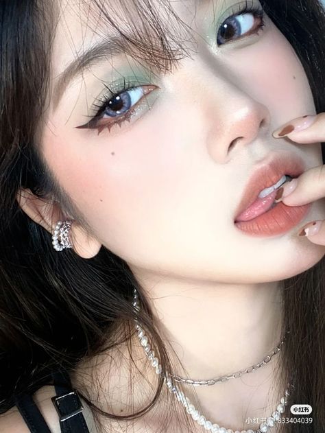 Green Douyin Makeup, Mint Makeup, Pony Makeup, Asian Makeup Looks, Rave Makeup, Ulzzang Makeup, Swag Makeup, Ethereal Makeup, Green Makeup