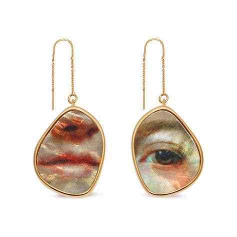 Shop the Portrait Earrings in Brass Mother of Pearl at Mulberry.com. Inspired by the so-called 'lover's eyes' found in heritage jewellery collections, they design was originally a Georgian miniature depicting the eyes of a loved one and encased in decorated frames. We've reworked the vintage design by using a digital technique of printing onto a mother-of-pearl plaque. Thread Twitter, Moodboard Pngs, Heritage Jewellery, Mother Of Pearl Jewelry, Jewellery Vintage, Mother Of Pearl Earrings, Dope Jewelry, Earrings Accessories, Earring Jewelry