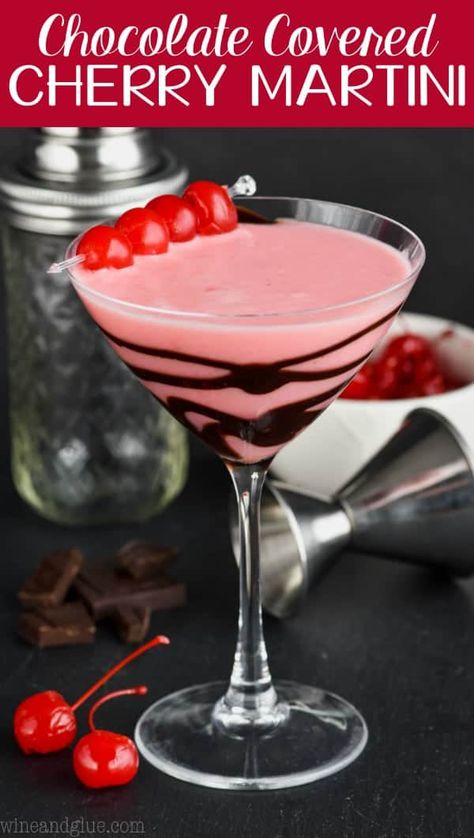 This Chocolate Covered Cherry Martini is like dessert in a glass! A chocolate cherry kiss martini made with cherry vodka, creme de cocoa, grenadine, and heavy cream. Cherry Martini Recipe, Cocktails Garnish, Baileys Martini, Dessert Martini, Shake Drink, Coffee Sweets, Cherry Martini, Cherry Drink, Chocolate Covered Cherry