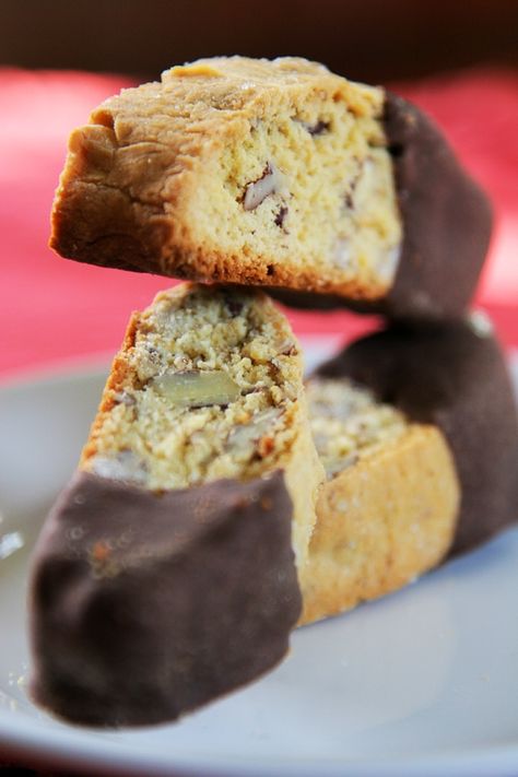 Don't miss our delectable Pecan Chocolate Biscotti Recipe! Ideal for gifting to friends or serving with your favorite cocoa or coffee! Biscotti Chocolate, Pecan Biscotti, Chocolate Biscotti Recipe, Pecan Chocolate, Biscotti Cookies, Cookies Baking, Dessert Aux Fruits, Biscotti Recipe, Italian Cookies