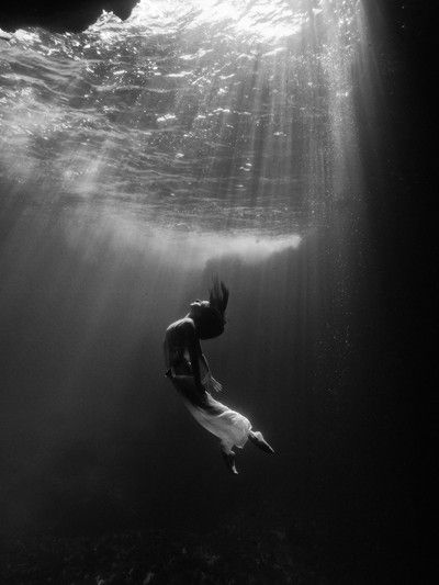 Underwater Photoshoot, Underwater Portrait, Wallpaper Iphone Disney Princess, Art Pics, Playlist Covers, Surrealism Painting, Wallpaper Iphone Disney, Model Poses Photography, Inspiring Images