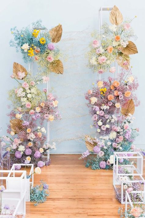 The ultimate rainbow summer floral design! Pastel Gypsophila, Party Flowers Decorations, Flowers Decoration For Party, 90s Wedding, Gypsophila Wedding, Flower Installation, Rainbow Wedding, Flowers Decor, Pastel Wedding