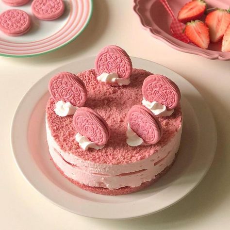 Strawberry Oreo Cheesecake, Pastel Cupcakes, Kawaii Dessert, Cute Baking, Pretty Dessert, Pink Foods, Oreo Cheesecake, Think Food, Cute Desserts