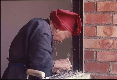 Taken from Nostalgic Singapore - Tough ladies from yesteryears, the Samsui women. They were a common sight at construction sites from 50s -70s. Samsui Women, Fashion Course, Singapore Photos, Advertising Posters, Fashion Courses, Advertising Poster, Drawing Inspiration, Old Photos, Creative Design