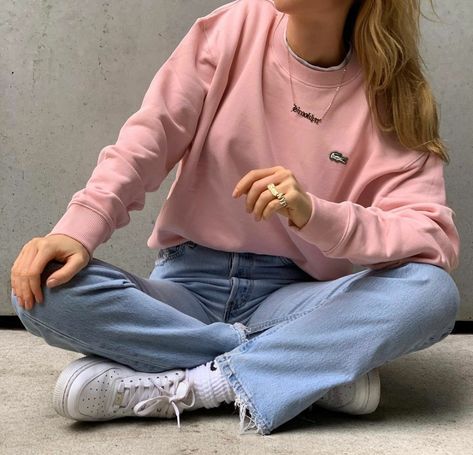 Ootd Crewneck, Claire Rose Cliteur, Crewneck Outfit, Claire Rose, Ootd Hijab Casual, Blue Mom Jeans, Blue Jean Outfits, Mom Jeans Outfit, Branding Photoshoot Inspiration