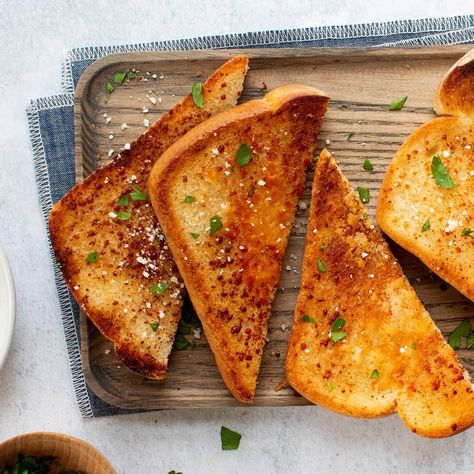 Quick Garlic Toast Garlic Toast Recipe, Make Garlic Bread, Garlic Toast, Garlic Bread Recipe, Clam Recipes, Garlic Cheese, Best Bread Recipe, Cheese Toast, Bread Toast