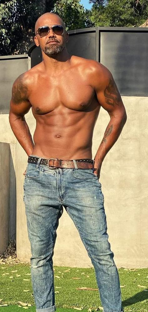 Shemar Moore Shirtless, Bald Men Style, Leading Men, Funky Style, Shemar Moore, Bald Men, Funky Fashion, Muscle Men, Round Sunglass Men