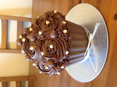 Chocolate Giant Cupcake Big Top Cupcake, Chocolate Giant Cupcake, Huge Cupcake, Large Cupcake Cakes, Bolo Cupcake, Giant Cupcake Cake, Jumbo Cupcake, Giant Cupcake Cakes, Big Cupcake