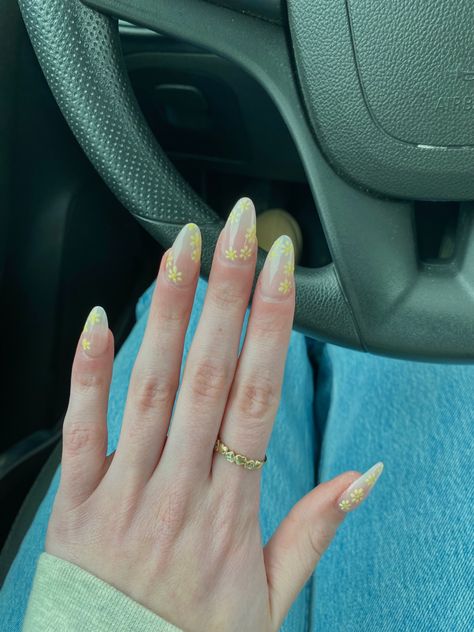 Daisy Nails Yellow, Prom Nails Yellow, Pastel Yellow French Tip Nails, Almond Nails Yellow, Yellow Aura Nails, Nail Ideas Yellow, Spring Nails Yellow, Pale Yellow Nails, Yellow Almond Nails