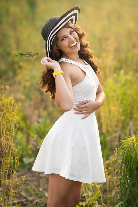 Poses With Hats Picture Ideas, Frocks Poses, Hat Poses, Senior 2023, Sister Pictures, Love Hat, Wearing A Hat, Duchess Catherine, Beach Poses