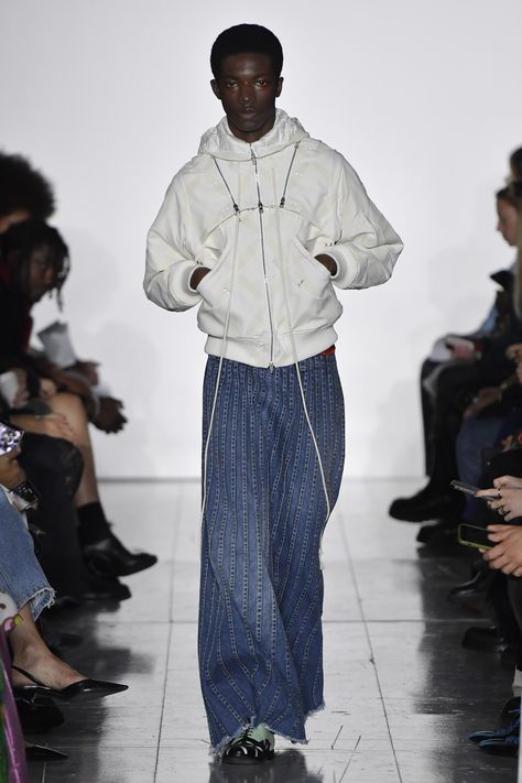 Move Aside Miniskirts—It’s All About The Denim Maxi Skirt Now | Vogue 80s Denim Skirt, Masha Popova, Genderqueer Fashion, Expensive Fashion, Chanel Tweed Jacket, Balenciaga Spring, Denim Skirt Fashion, Jeans Patchwork, Jacket Details