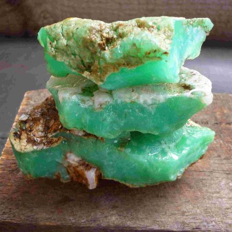 green rocks -  HAHAHA Chrysoprase Pretty Rocks, Cool Rocks, Beautiful Rocks, Mineral Stone, Minerals And Gemstones, Rocks And Gems, Energy Crystals, Precious Gems, Gems And Minerals