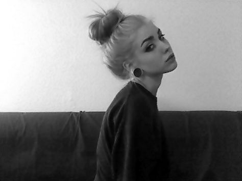 Labret Vertical, Fete Emo, Top Knot Bun, Alternative Makeup, Stretched Ears, Alternative Girls, Grunge Hair, Top Knot, Bun Hairstyles