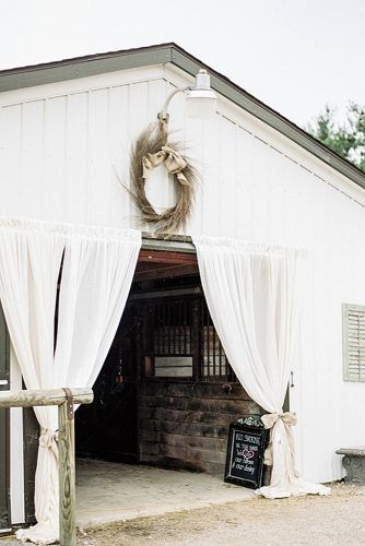 Wedding Reception Entrance, Country Wedding Reception, Barn Party, Reception Entrance, Barn Wedding Reception, Barn Wedding Decorations, Barn Reception, Wedding Entrance, Farmhouse Wedding