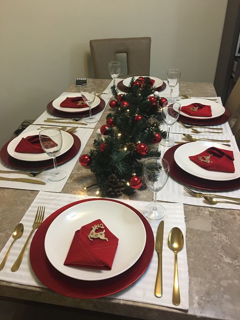 Simple Christmas Dining Table Decor, Christmas Table Settings Simple, Christmas Table Settings Red, Christmas Table Settings Ideas Simple, Bathroom Design Farmhouse, Boho Bathroom Design, Vintage Bedroom Design, Red Christmas Table, Bedroom Design Boho