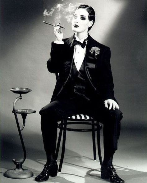 💄Dita Von Teese on Instagram: “Flashback to the 90s when I fantasized about living in the 20s... can’t wait to ring in 2020 with you on Tuesday night! ✨🍾🎩 #stripteesenye…” 39 Steps, Drag King, Dita Von, Dita Von Teese, Foto Art, 1920s Fashion, Cabaret, Looks Style, Photography Inspo