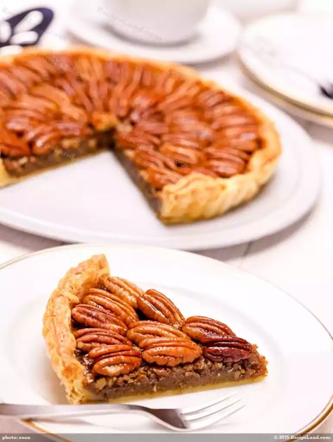 Best Honey Crunch Pecan Pie Recipe Honey Crunch, Pecan Pie Bars Easy, Pecan Pie Bites, Chess Pie Recipe, Pecan Pie Cookies, Southern Pecan Pie, Pecan Pie Easy, Bourbon Pecan Pie, Lime Pie Recipe