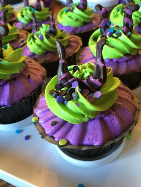 Disney Descendants/Maleficent cupcakes Maleficent Cupcakes, Birthday Ideas For Adults, Themed Party Outfits, Halloween Birthday Party Ideas, Maleficent Birthday Party, Descendants Birthday Party, Disney Themed Party, Descendants Cake, Descendants Party Ideas Birthdays