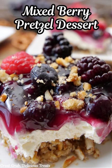 Mixed Berry Pretzel Dessert Lemon Berry Cobbler Cookie, Things To Make With Blueberry Pie Filling, Conecha Sausage, Pretzel Dessert Recipes, Plain Desserts, Raspberry Pretzel Dessert, Blueberry Pretzel Salad, Crumble Desserts, Mixed Berry Dessert