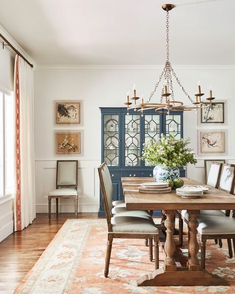 Like overall style, including the chairs and hutch Tori Rubinson, Transitional Dining Room, Classic Dining Room, Traditional Dining Rooms, Dining Room Style, Dining Room Makeover, Traditional Dining Room, Up House, Southern Home