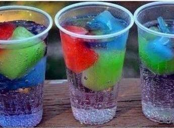 Fun Kool-Aid Drink for Adults Only #Adults #justapinchrecipes Colored Ice Cubes, Look Festival, Lemon Lime Soda, Magic Potion, Ice Melting, Ice Cube Trays, Kool Aid, Baby Diy, Food Crafts