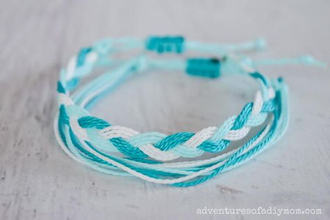 Diy Pura Vida Bracelets With Charm, How To Make Pita Vida Bracelets, Diy Pura Vida Bracelets Tutorial, Pura Vida Diy, Puravida Bracelets Diy Tutorial, Purvida Bracelets Diy, Waxed Thread Bracelets, Wax Cord Bracelet Ideas, Wax Thread Bracelets Diy