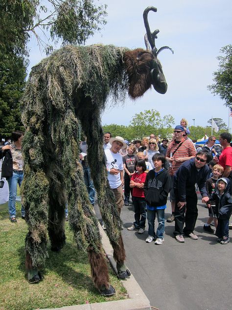 Stilt Creature | Flickr - Photo Sharing! Stilt Costume, Monster Costumes, Arte Robot, Arte Obscura, Big Guy, Stilts, Monster Design, Creature Concept, Woodland Creatures