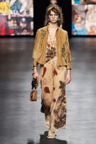 Christian Dior Primavera Verano 2021 Pret-A-Porter - Pasarelas | Vogue España Ecoprint Fashion, Dior 2021, Boho Chique, Maria Grazia Chiuri, Vogue Russia, Fashion Victim, Looks Chic, Fashion 2020, Emilio Pucci