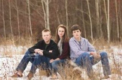 Older Sibling Photography, Older Sibling Poses, Siblings Pictures, Sibling Portraits, Photography Ideas Family, Sibling Photoshoot, Sibling Photography Poses, Sibling Photo Shoots, Triple Trouble