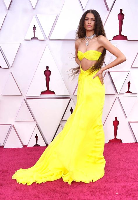 Oscars 2021: Zendaya Wore Neon-Yellow Gown With Waist Cutout Zendaya Red Carpet, Vestidos Oscar, Best Oscar Dresses, Oscar Gowns, Valentino Gowns, Zendaya Style, Yellow Gown, Valentino Couture, Valentino Dress