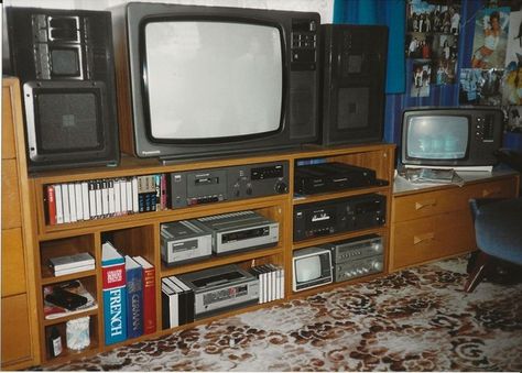 1980s Bedroom, 90s Room, 90s Bedroom, 90s House, 70s House, Retro Appliances, Retro Tech, Retro Office, Bean Stew