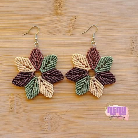 Knitted Flower Pattern, Leaves Earrings, Confection Au Crochet, Crochet Jewelry Patterns, Crochet Earrings Pattern, Crochet Wall Hangings, Macrame Patterns Tutorials, Knitted Flowers, Macrame Earrings