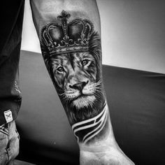 Го Lion Hand Tattoo, Herren Hand Tattoos, Lion Forearm Tattoos, Lion Crown, Lion Tattoo Sleeves, Mens Lion Tattoo, Crown Tattoo Design, Lion Head Tattoos, King Tattoos