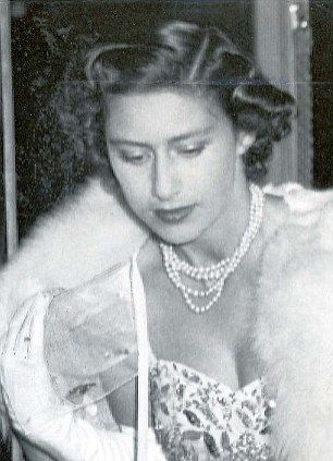 Queen Elizabeth Laughing, Lover's Knot Tiara, Princesa Margaret, Queen Elizabeth 2, Lovers Knot Tiara, Young Queen Elizabeth, Rainha Elizabeth Ii, Hm The Queen, Reine Elizabeth