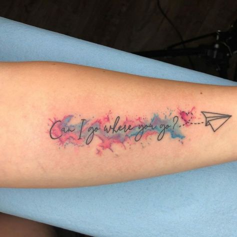 101 Best Taylor Swift Tattoo Designs You Need To See! 36 Outsons Taylor Swift Tattoo Ideas, Tattoo Dress, Tribute Tattoos, Airplane Tattoos, Taylor Swift Tattoo, Omerta Tattoo, Tattoos For Lovers, Back Of Shoulder Tattoo, Tattoo Font