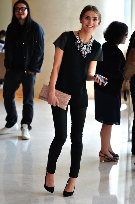 statement necklace + leather sleeve top.  I want to make a leather sleeved top! Statement Necklace Outfit, Ținute Business Casual, Casual Office Attire, Woman In Black, Style Inspiration Winter, All Black Outfit, Mode Inspo, 가을 패션, Work Attire