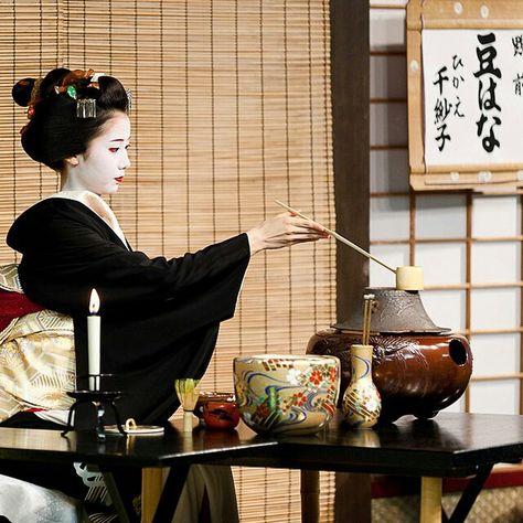 Tea ceremony Traditional Japanese Tea Ceremony, Japanese Tea Ceremony Aesthetic, Asian Tea Ceremony, Maiko Kimono, Buda Zen, Asian Bowl, Asian Tea, Memoirs Of A Geisha, Cherry Blossom Festival