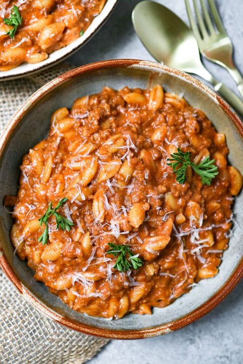 You need to try this Creamy Vegan Beef and Shells recipe for dinner! It's a delicious and hearty plant-based meal that can be completely ready and on your table in just 20 minutes or less. The whole family will love this one! Do you remember eating hamburger helper as a kid? It was essentially mac and cheese with ground beef. This recipe is sort of like the grown up version of that, but even better! This recipe is creamy, meaty (without any actual meat!), hearty, and delicious!Coo… Beef Shells, Beef Instant Pot, Creamy Beef And Shells, Delicious Pasta Recipes, Beef And Shells, Vegetarian Mains, Vegan Beef, Shells Recipe, Spicy Tomato Sauce