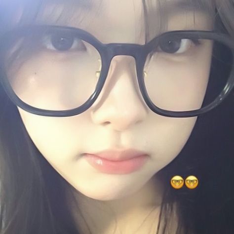 Ulzzang Girl With Glasses, Ulzzang Girl Pfp, Ulzzang Glasses, Asian Glasses, Ulzzang Icons, Y2k Profile Picture, Dyed Hair Inspiration, Instagram Feed Ideas, Foto Ideas Instagram