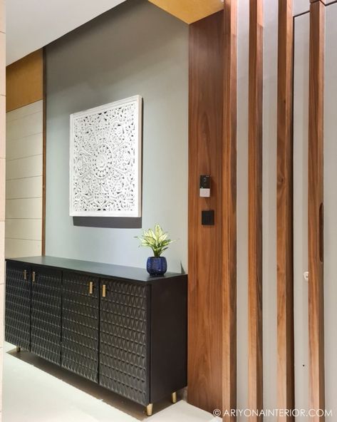 Small Foyer Area Design Entrance, Entrance Foyer Design Small Spaces, Foyer Partition, Temple Unit, Home Entrance Decor Modern, Accented Wall, Console Designs, Foyer Designs, Entry Door Designs