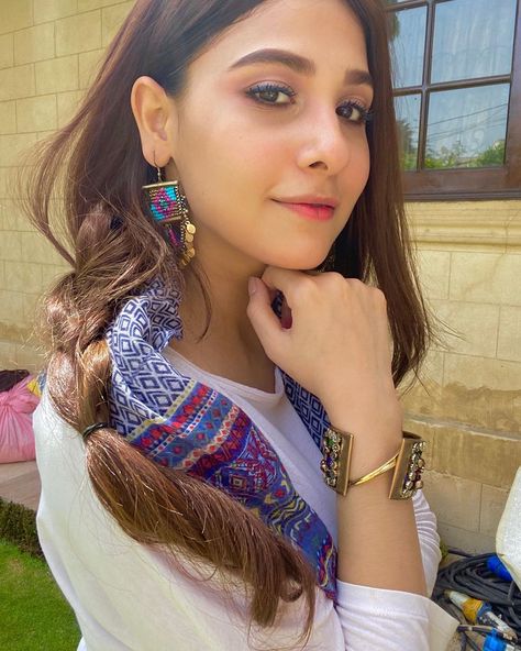 54.1k Likes, 694 Comments - Hina (@hinaaltaf) on Instagram: “🥰” Hina Altaf, Pakistani Actors, Beauty Tips For Skin, Best Poses For Men, Pakistani Actress, Blonde Beauty, Desi Beauty, Beauty Face, Stylish Girl